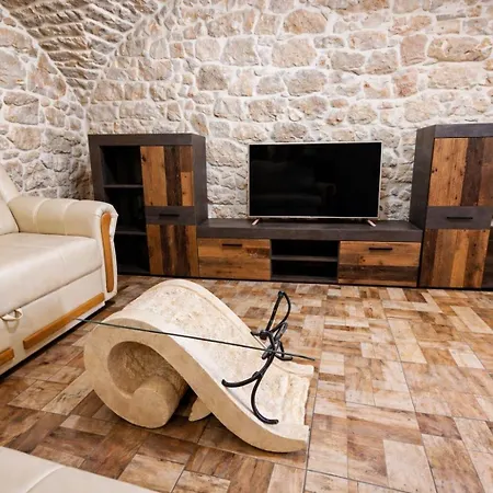 فيلة Adria House *