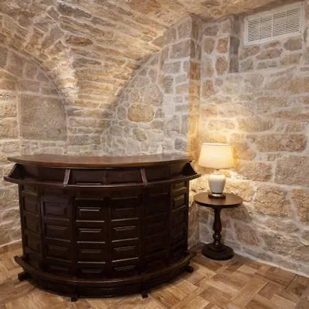 فيلة Adria House