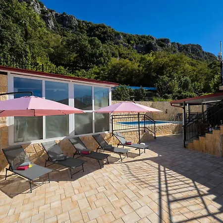 فيلة Adria House *