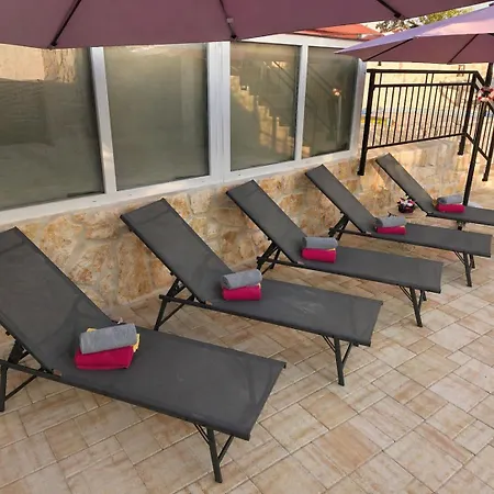 فيلة Adria House