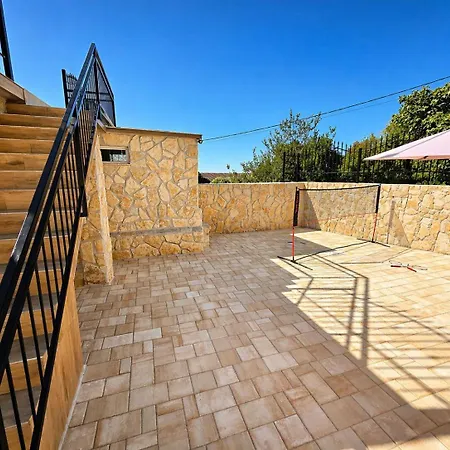 فيلة Adria House *