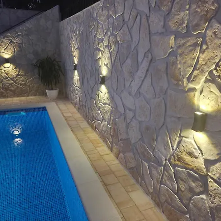 فيلة Adria House