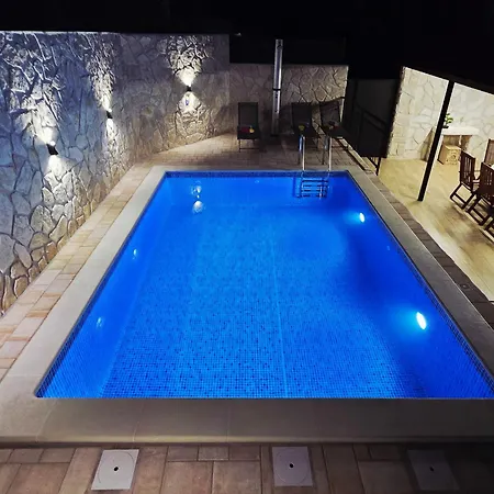 Adria House فيلة