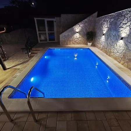 Adria House فيلة