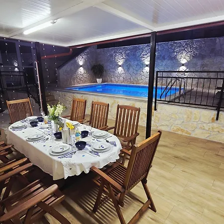 فيلة Adria House *
