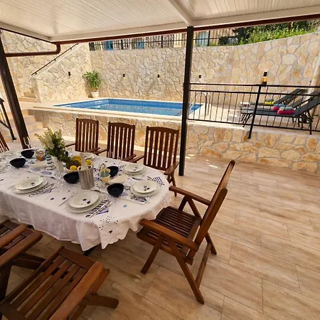 Adria House فيلة